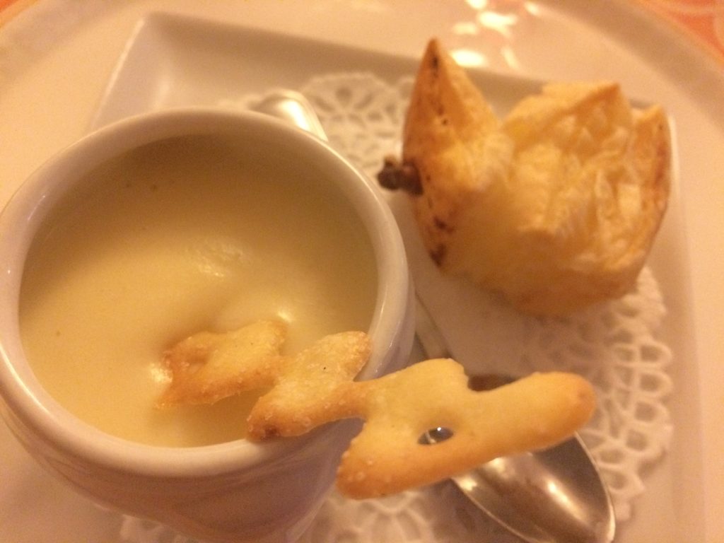 velouté de panais et feuilleté à la noix