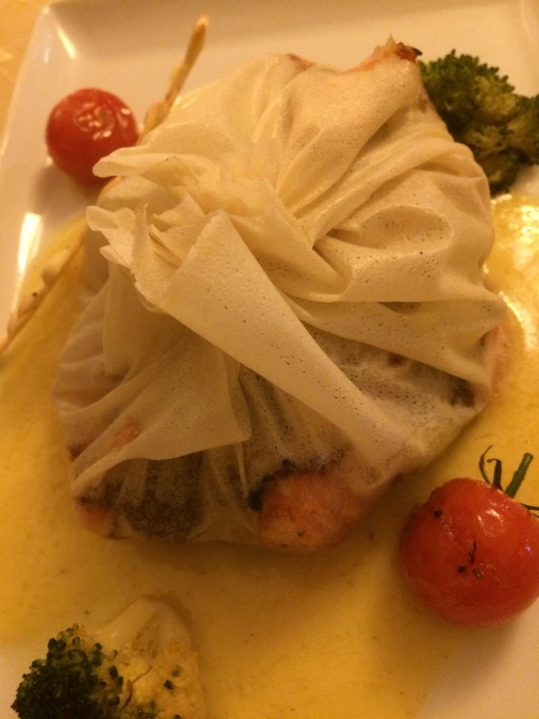 Croustillant de saumon à la julienne de légumes et fumet de langoustines