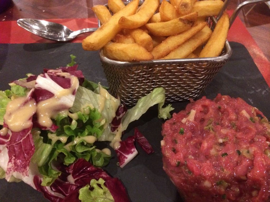 Tartare au couteau "limousine bio", frites maison et salade