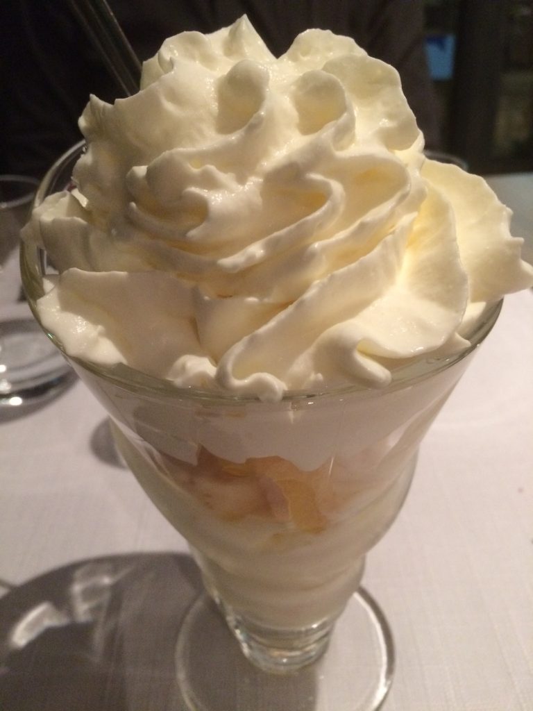 La Coupe glacée de l'Auberge (Glace Cointreau, fruits frais, liqueur de Cointreau, espuma de chocolat blanc)