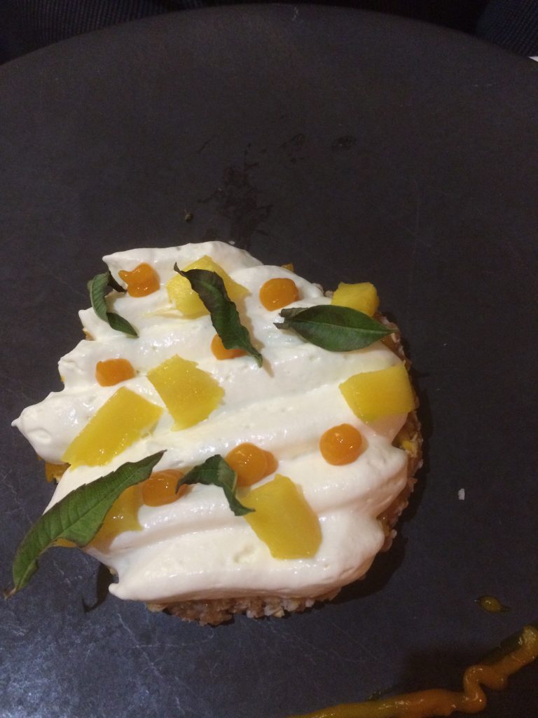 L'éclat de saveur : la mangue pochée sur chantilly citron verveine et croustillant céréales