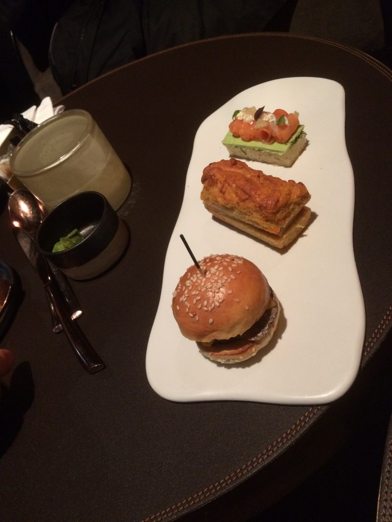 Saumon fumé des îles Féroé, crème de shiso vert, et citron caviar Cake aux épices de Noël et foie gras Mini burgers de poulet tsukune à la truffe noire