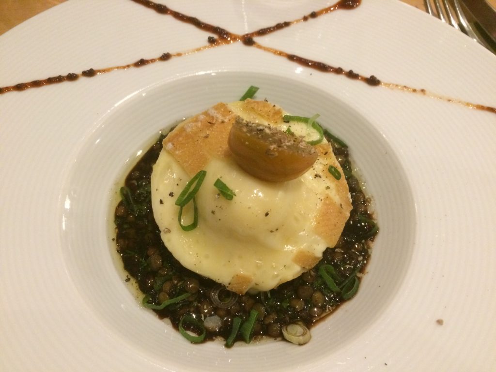 Curé Nantais rôti sur flan de poireaux, lentilles vertes aux herbes, vinaigre balsamique