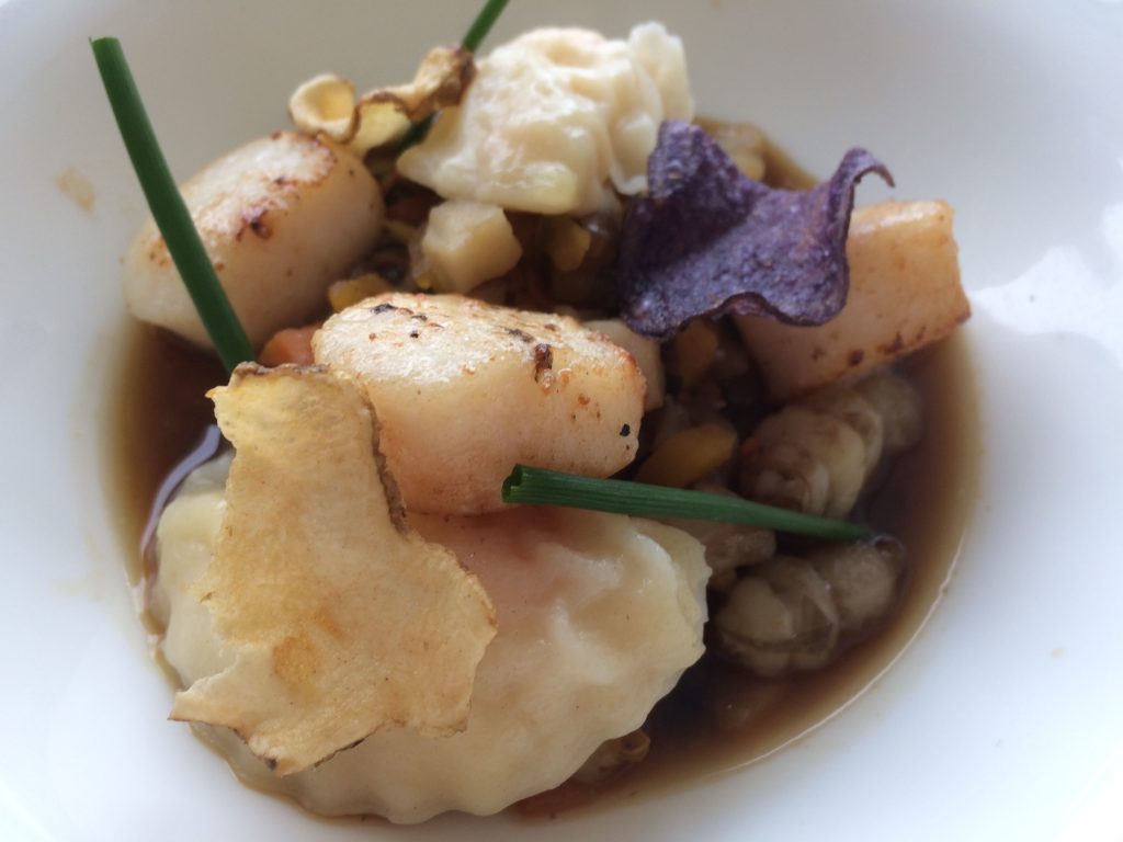 Nage de Saint Jacques, ravioles de légumes oubliés et bouillon d'antan