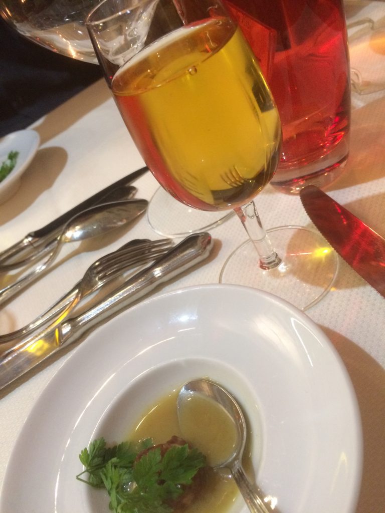 bonbon de foie gras et deux verres d'Aubance